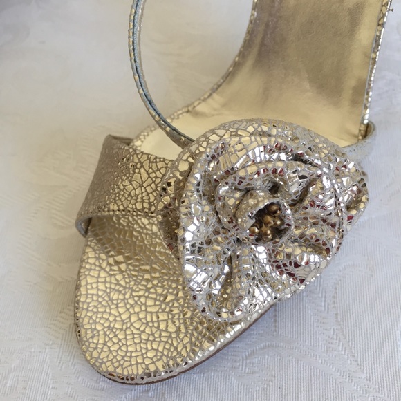 Claudia Ciuti gold flower appliqué sandals - Picture 8 of 8